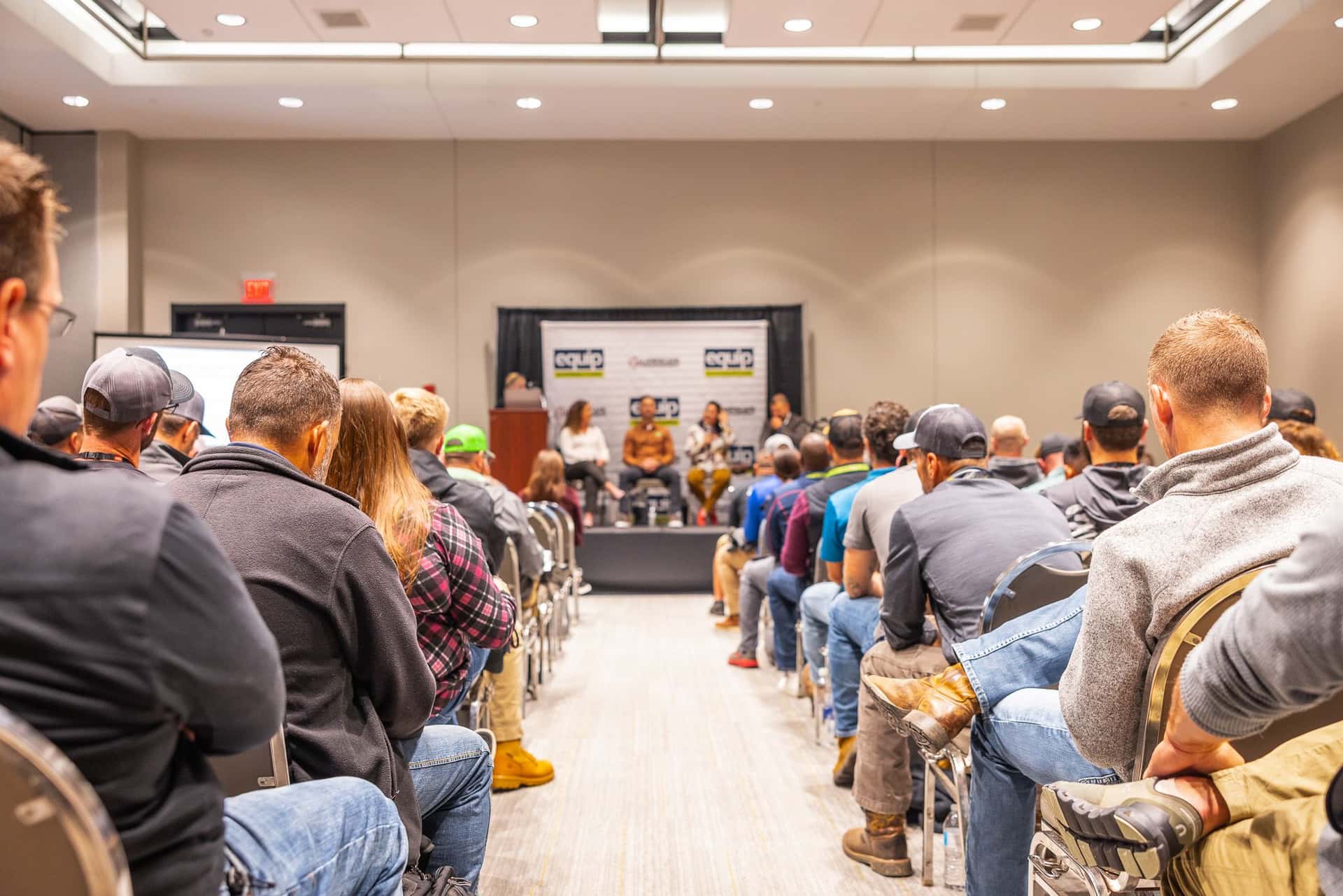 Paisajistas, contratistas y distribuidores listos para futuros brillantes, impulsados por Equip Expo Education-e5c51348-8a31-4916-9faf-85a421177913